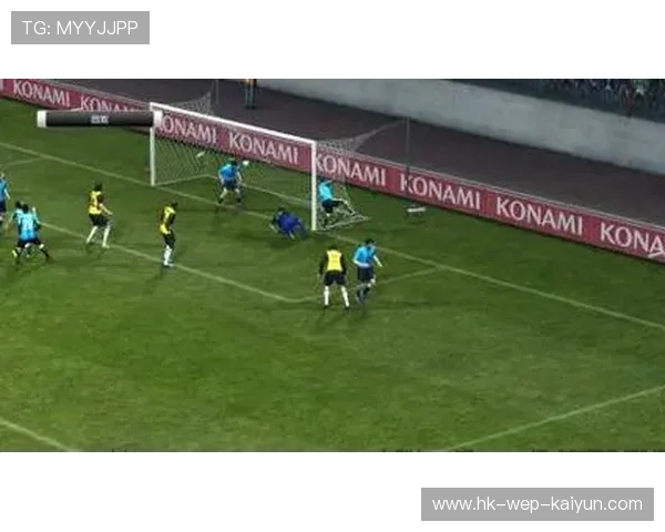 卢克·肖禁区左侧大力抽射差点破门