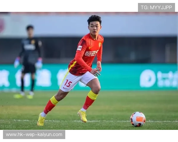 成都蓉城严鼎皓中路直塞撕开防线:一次战术阅读的品牌启示 成都蓉城严鼎皓中路直塞撕开防线:一次战术阅读的品牌启示